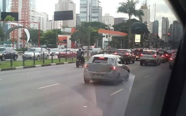 Novo hatch da Fiat roda disfarçado no horário de pico em uma das avenidas mais movimentadas de São Paulo
