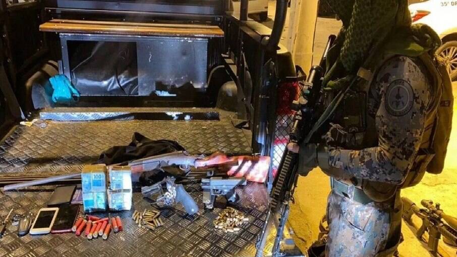 Policiais do BOPE encontram armamento, munições, veículos e mais de R$ 24 57 mil com miliciano