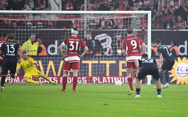 Momento do gol marcado por Kevin Stoeger - Foto: Uwe Kraft/AFP via Getty Images