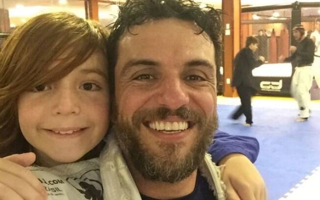Em momento raro, Rodrigo Lombardi posa ao lado do filho compartilha foto na internet
