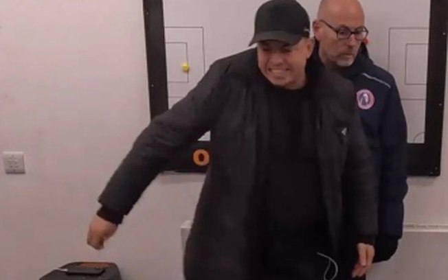 Marc White arremessou uma mesa nos jogadores durante uma bronca no intervalo