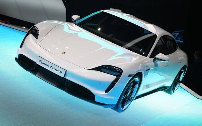 O Porsche Taycan tem 592 cv e pode atingir 250 km/h, além de acelerar de 0 a 100 km/h em meros 3,5 segundos.