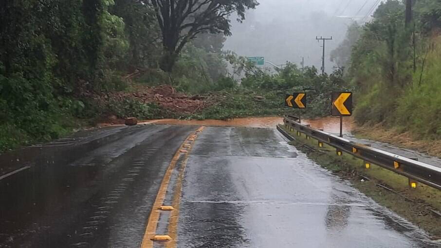 Queda de barreira por conta das chuvas em Santa Catarina