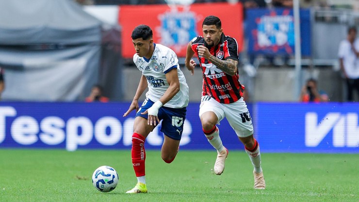 Mesmo com expulsão precoce, Bahia vence Vitória pelo Brasileirão