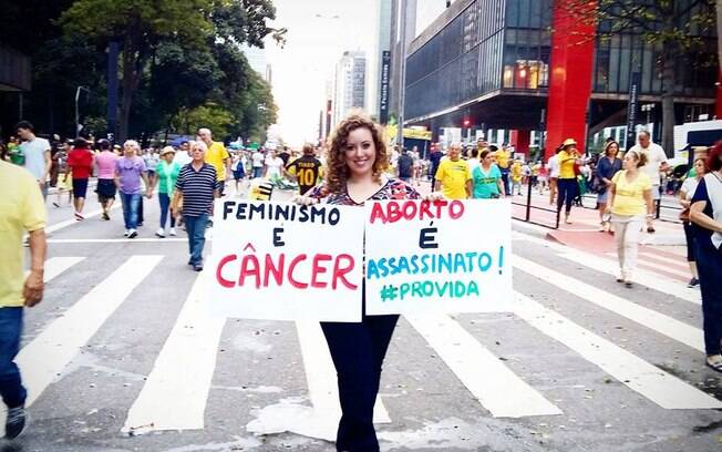 Administradora da página 'Moça, não sou obrigada a ser feminista' diz ter sido expulsa de universidade em Goiás