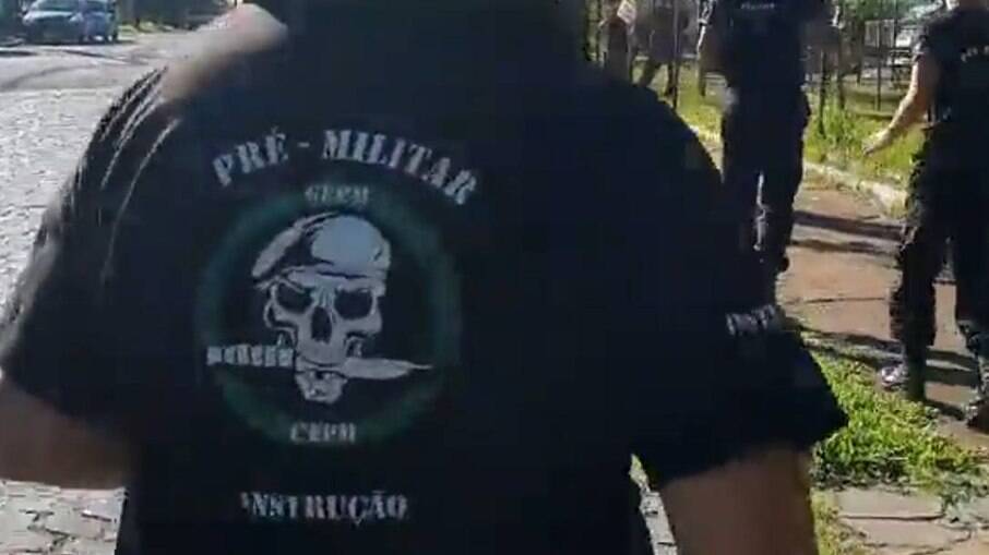 Alunos do Centro de Treinamento Pré-militar de Canoas, RS, fazem a marcha