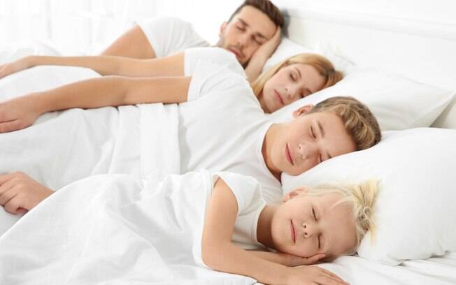 Amor de mãe: filhos adolescentes ficam mais seguros ao saber que estão dormindo com os pais em dias difíceis