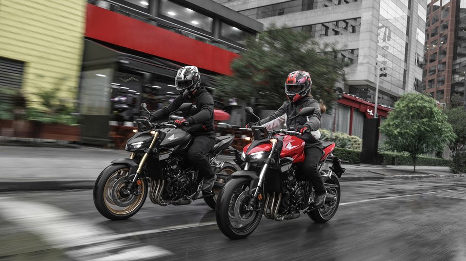 CB1000 Hornet e CB1000 Hornet SP compartilham motor de 147,4 cv, mas diferem em suspensão, freios e equipamentos. CB1000 Hornet e CB1000 Hornet SP compartilham motor de 147,4 cv, mas diferem em suspensão, freios e equipamentos.
