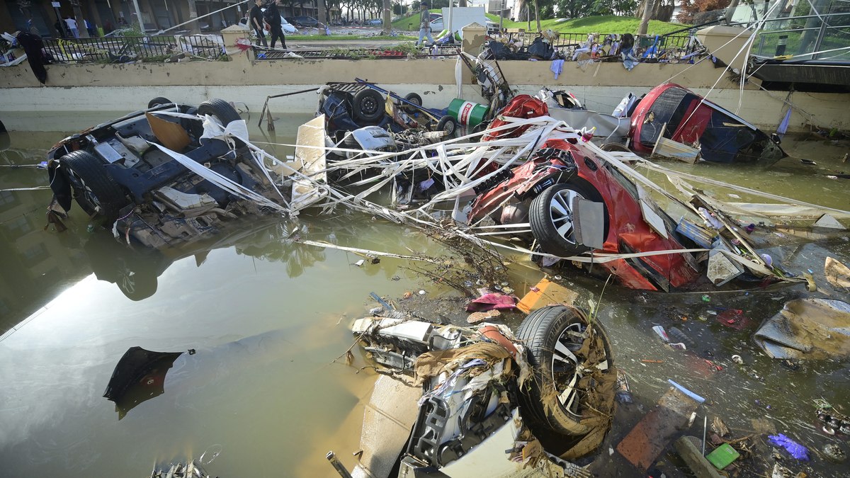 Destroços de carros permanecem submersos na água em 31 de outubro de 2024, depois de inundações repentinas terem afetado a cidade de Alfafar, na região de Valência, no leste de Espanha. 