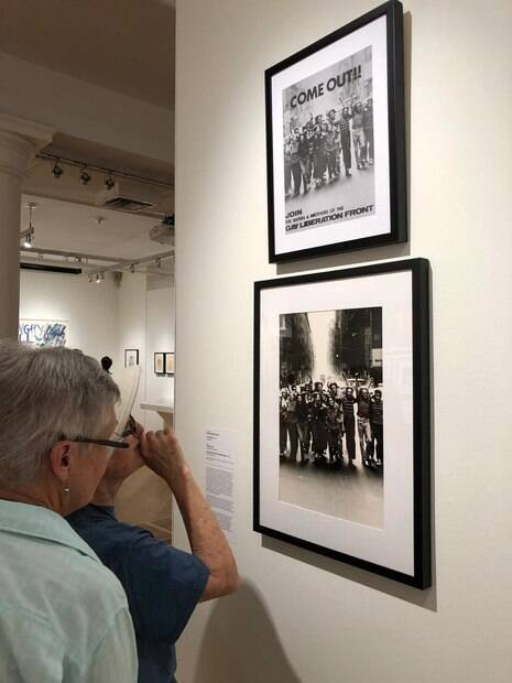 Casal de lésbicas se emociona ao verem fotos de amigos na luta por direitos%2C 50 anos atrás%2C no Leslie-Muhman Museum casal de lésbicas vendo foto