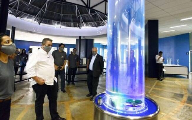 O prefeito Jonas Donizette (PSB) em entrega simbólica do Museu da Água. 