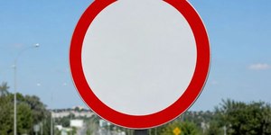 Placa de trânsito com círculo vermelho: veja o significado