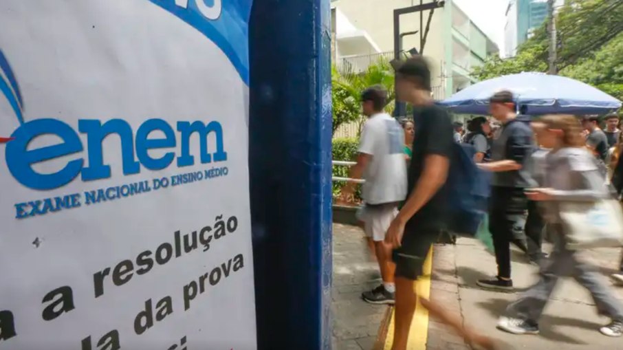 Candidatos chegando ao local de prova do Enem