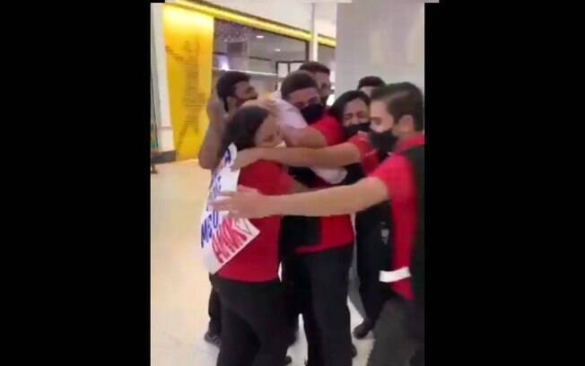 Vídeo mostra momento da homenagem que o gerente recebeu dos colegas de trabalho
