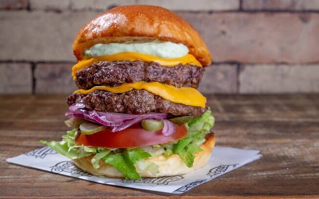 Aproveite para fazer também o Menca Burger, lanche que carrega o nome da hamburgueria. Confira o passo a passo