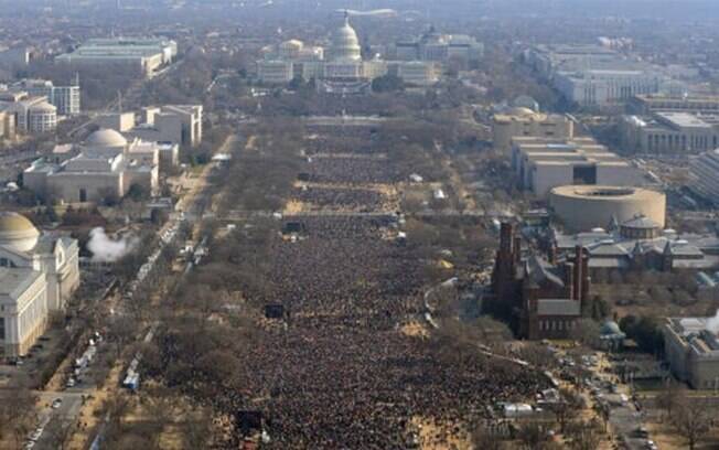 Na tirada na época de Obama, há uma multidão preenchendo o local
