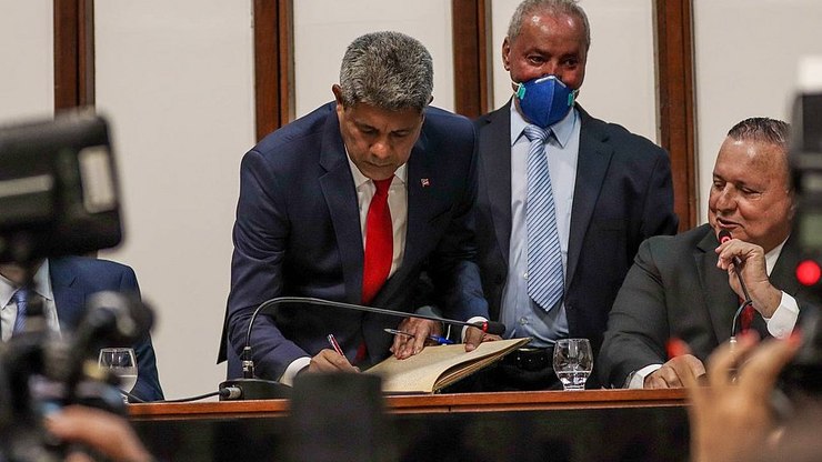 Jerônimo toma posse como governador da Bahia após derrotar ACM Neto