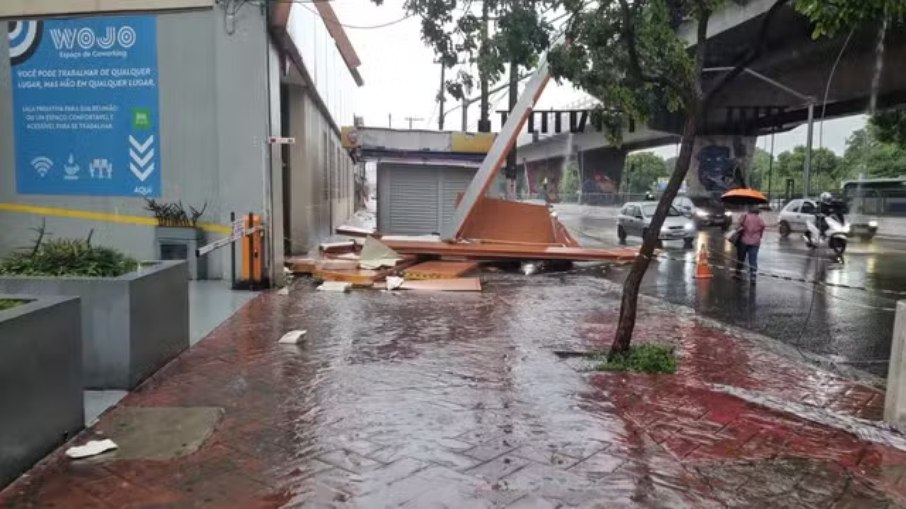 Estrutura metálica do prédio do Arquivo do Estado cai perto de banca próxima à Rodoviária do Tietê na terça-feira (9)