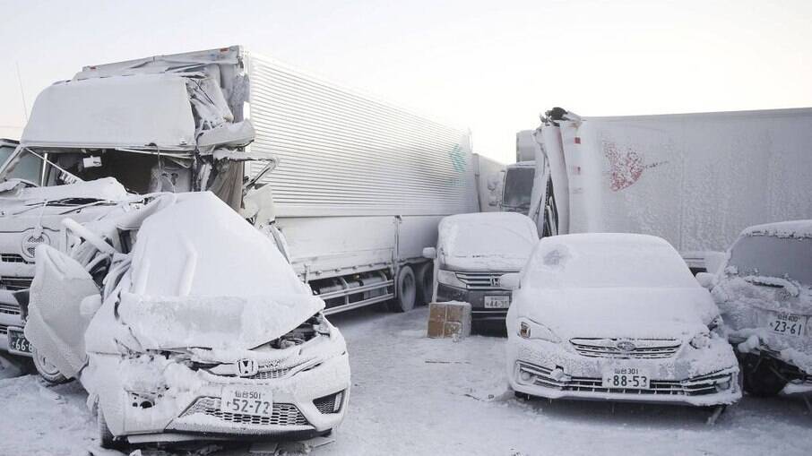 Veículos afetados pelo engavetamento de neve no distrito de Miyagi, no Japão, na terça-feira (19)