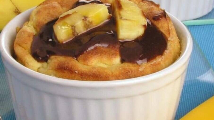 Suflê de banana com calda de chocolate delicioso!