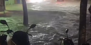 Temporal provoca alagamentos e transtornos em Porto Seguro (BA)