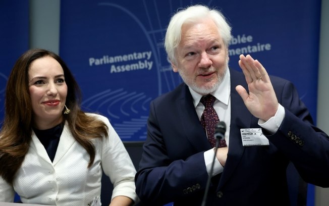 O fundador do WikiLeaks, Julian Assange, e sua esposa Stella Assange celebra sua chegada a uma comissão parlamentar do Conselho da Europa, em Estrasburgo, em 1° de outubro de 2024