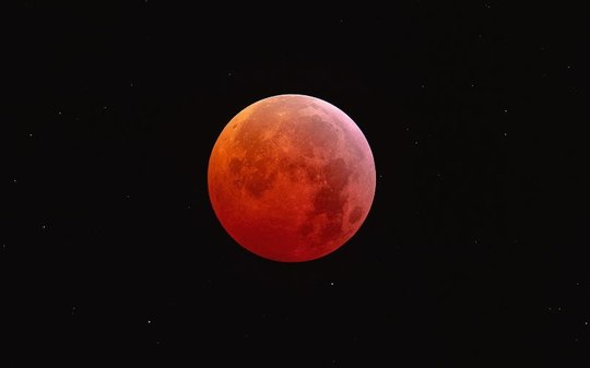 Saiba como ver a "lua de morango" no céu de junho