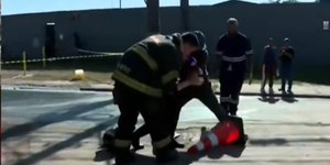 Repórter da Record cai em bueiro durante entrada ao vivo