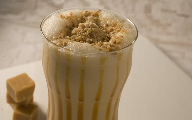 Polvilhado com uma deliciosa farofa crocante, o milkshake de doce de leite pode virar uma febre no verão!