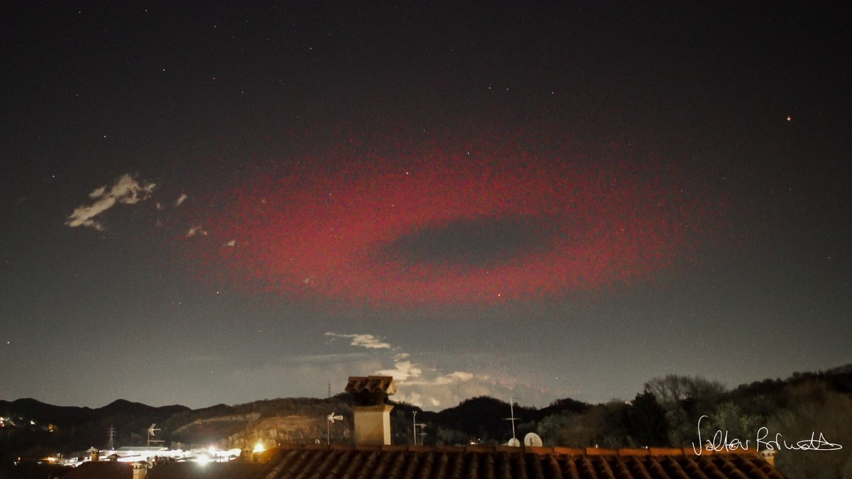 Foto de anel de luz vermelha no céu da Itália viraliza