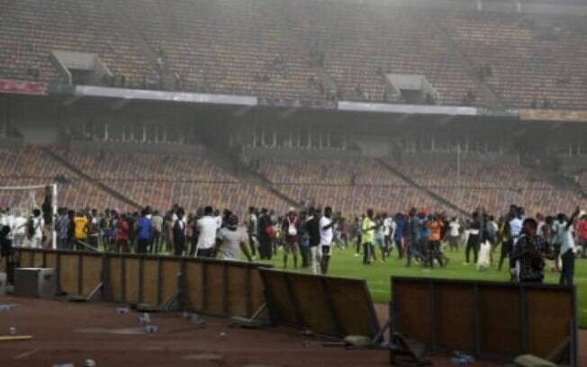 VÍDEO: Torcedores invadem campo após eliminação da Nigéria para Gana