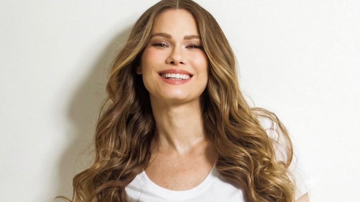 Aos%2042%20anos%2C%20Karen%20Junqueira%20anuncia%20primeira%20gravidez