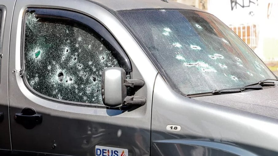 Disparos atingiram várias partes do carro de morador do Complexo do Alemão