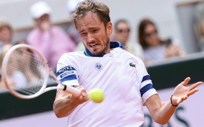 Daniil Medvedev durante a derrota para o australiano Alex de Minaur nesta segunda-feira, em Roland Garros