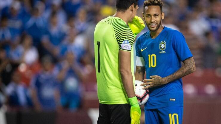 Neymar crítica árbitro após amarelo por simulação: 'Falta de respeito