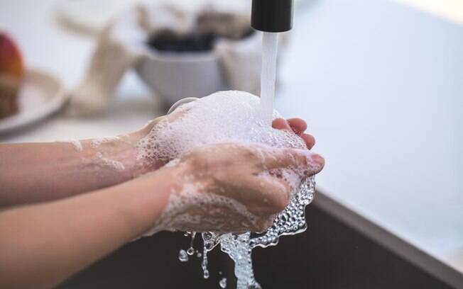 Lavar as mãos é uma das melhores armas contra o novo coronavírus, mas falta água e sabão para bilhões de pessoas no mundo