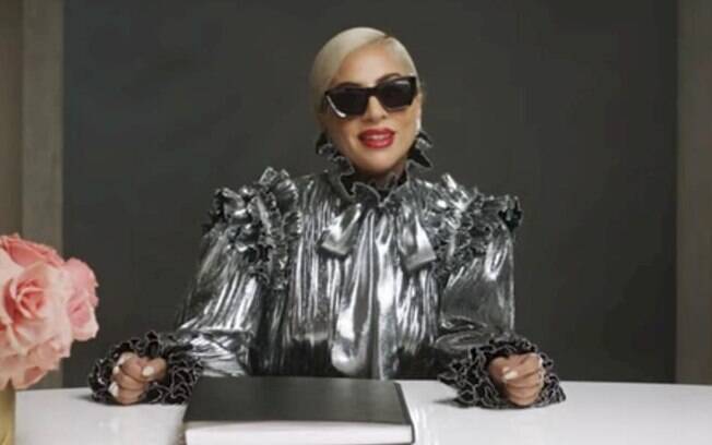 Lady Gaga afirma que já se apresentou com roupa à prova de balas