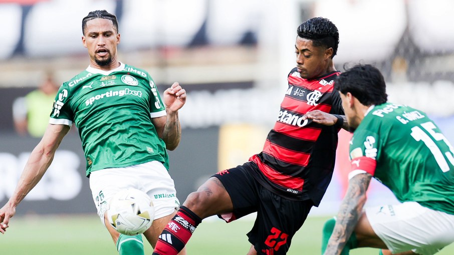 Bruno Henrique e Gustavo Gomez disputam a bola pela final da Libertadores