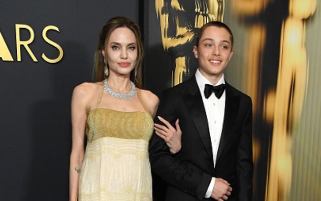 Knox Jolie-Pitt faz rara aparição ao lado de Angelina Jolie