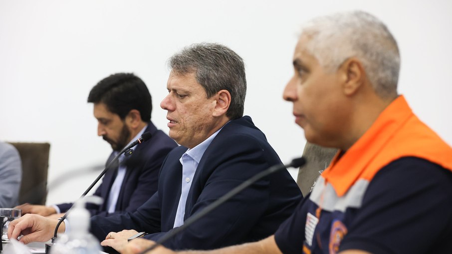 O governador Tarcísio de Freitas (Republicanos), entre o prefeito de São Paulo, Ricardo Nunes (MDB), e o coordenador da Defesa Civil do Estado, Coronel Henguel Ricardo Pereira O governador Tarcísio de Freitas (Republicanos), entre o prefeito de São Paulo, Ricardo Nunes (MDB), e o coordenador da Defesa Civil do Estado, Coronel Henguel Ricardo Pereira