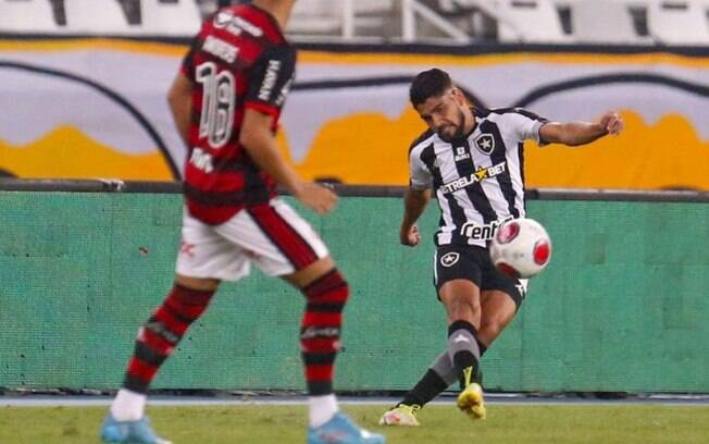 Analista de arbitragem diz que daria pênalti para o Botafogo e expulsaria Fabrício Bruno
