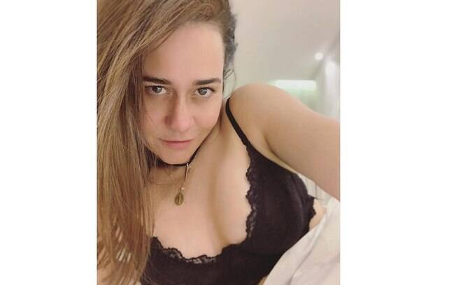 Alessandra Negrini apareceu sensual nas redes sociais