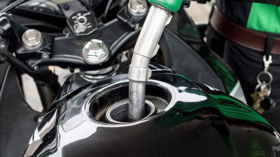 Multiplique o preço da gasolina por 0,73. Se o resultado for maior que o preço do etanol, o combustível de origem vegetal é o ideal. 