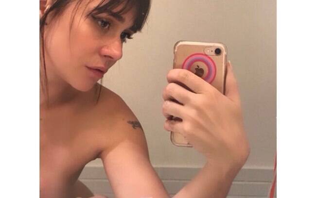 Alessandra Negrini já havia aparecido de topless nas redes sociais recentemente