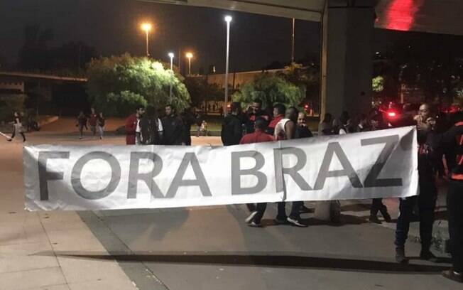 Torcida do Flamengo leva faixas contra diretoria, Paulo Sousa e Conmebol 'racista' ao Maracanã