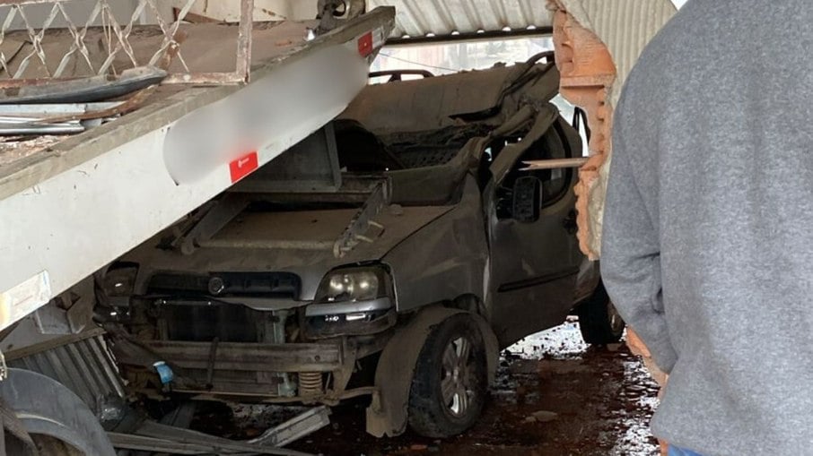 Caminhão guincho perdeu o freio e invadiu a garagem de uma casa Caminhão guincho perdeu o freio e invadiu a garagem de uma casa
