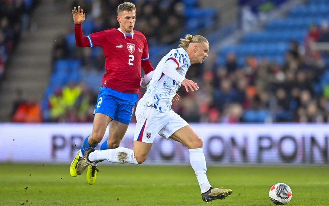 Erling Haaland em disputa de bola com jogador da República Tcheca - Foto: Annika Byrde/AFP via Getty Images