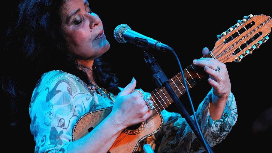 Míriam Miràh tocando charango
