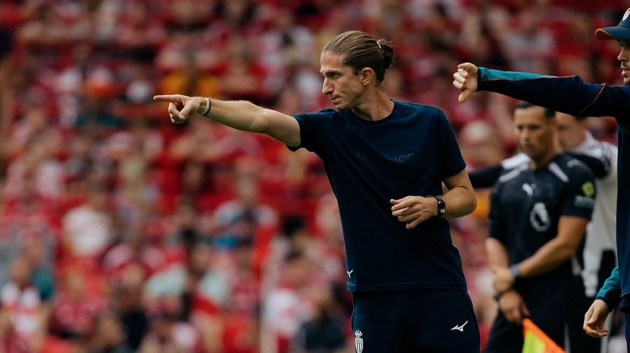 Filipe Luís em vitória do Monaco contra o Liverpool