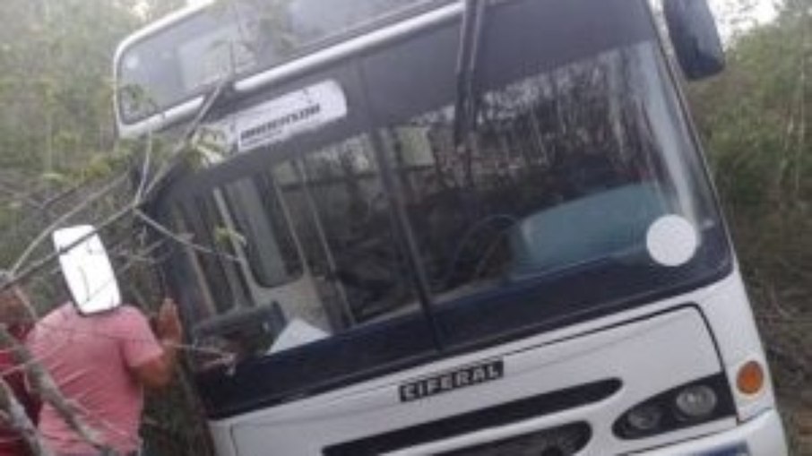 Equipes de resgate retiraram as vítimas do ônibus Equipes de resgate retiraram as vítimas do ônibus